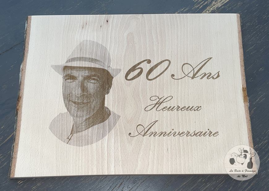 Planche gravée au laser : portrait et camion pour un 50 ans