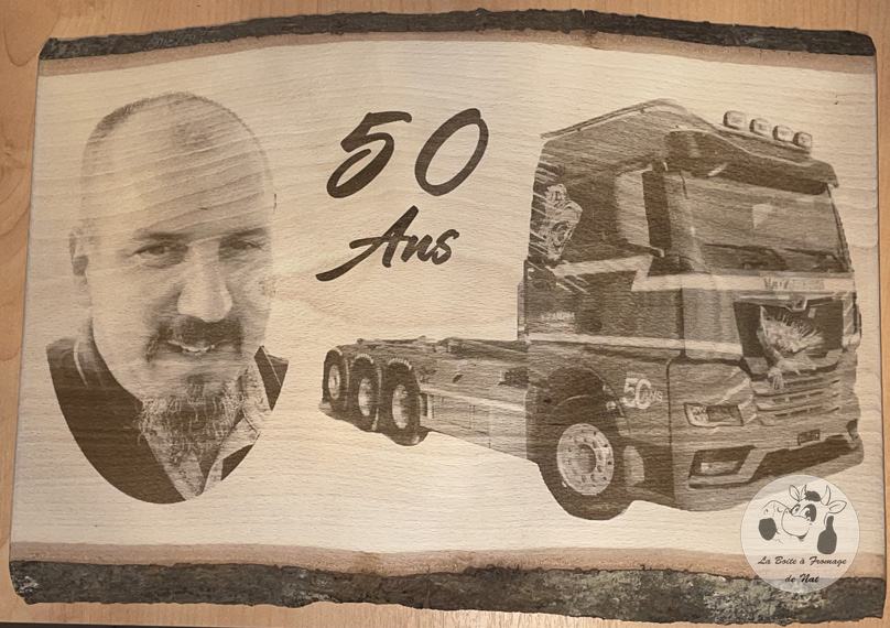 Planche gravée au laser : portrait pour un 60 ans, Heureux Anniversaire