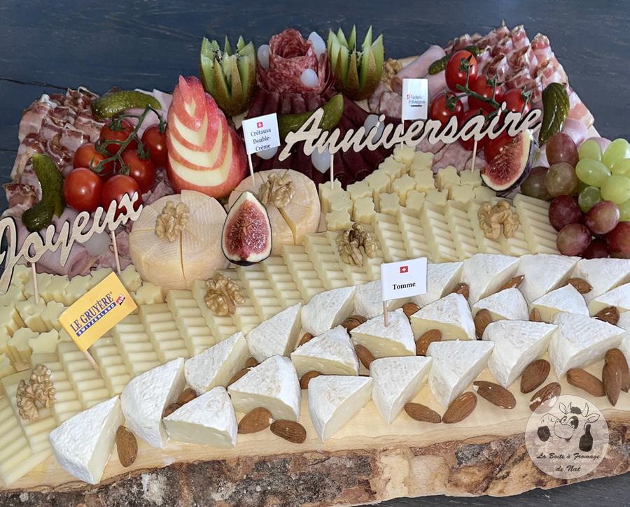 Détail d’un plateau d’anniversaire, fromages et viandes