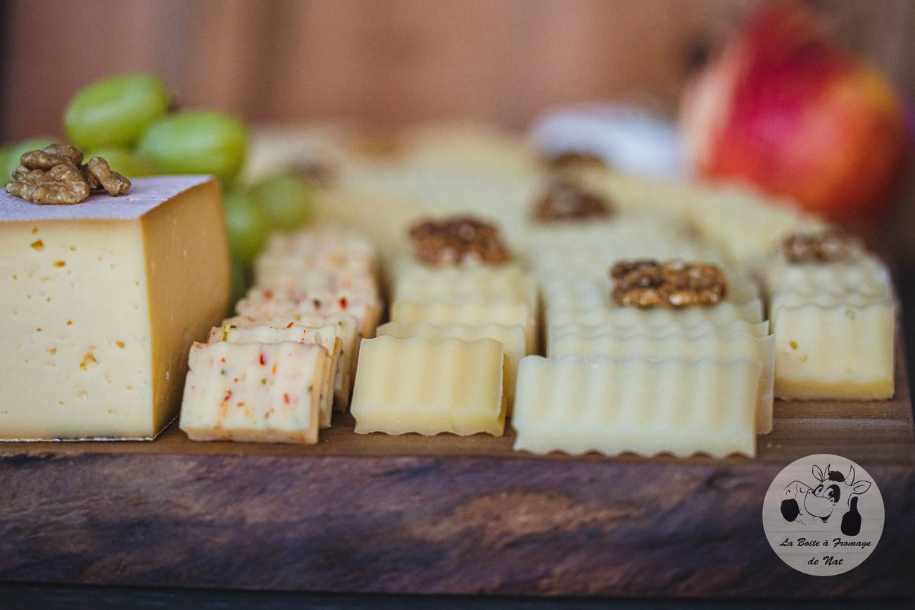 Gros plan sur des fromages en tranches ondulées et une spécialité aux épices, noix et raisins