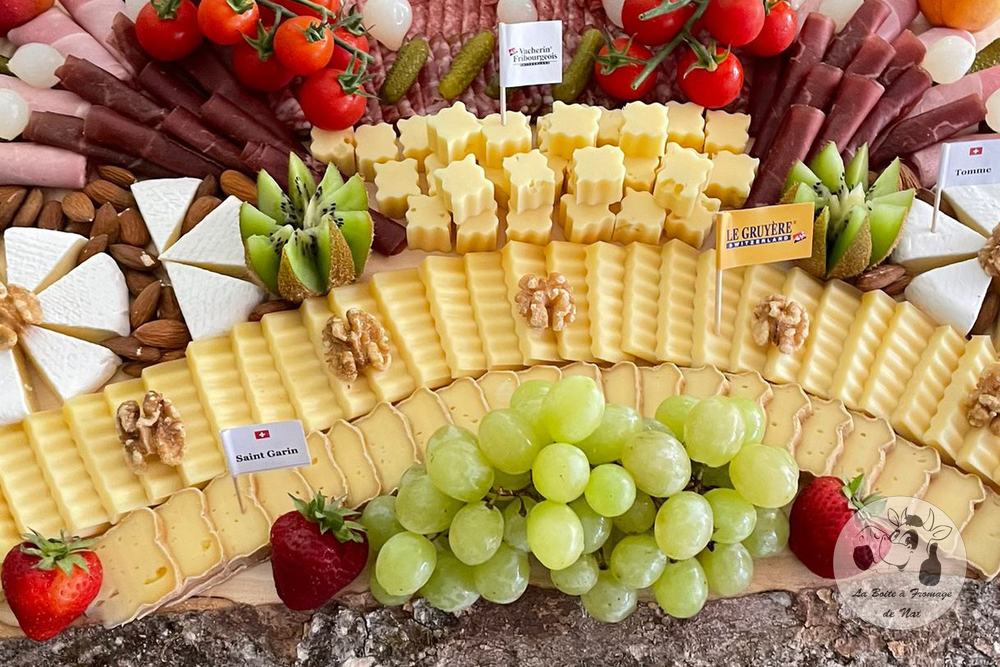 Plateau de fromages et de viandes de la région, avec tomates cerises, raisins et fraises