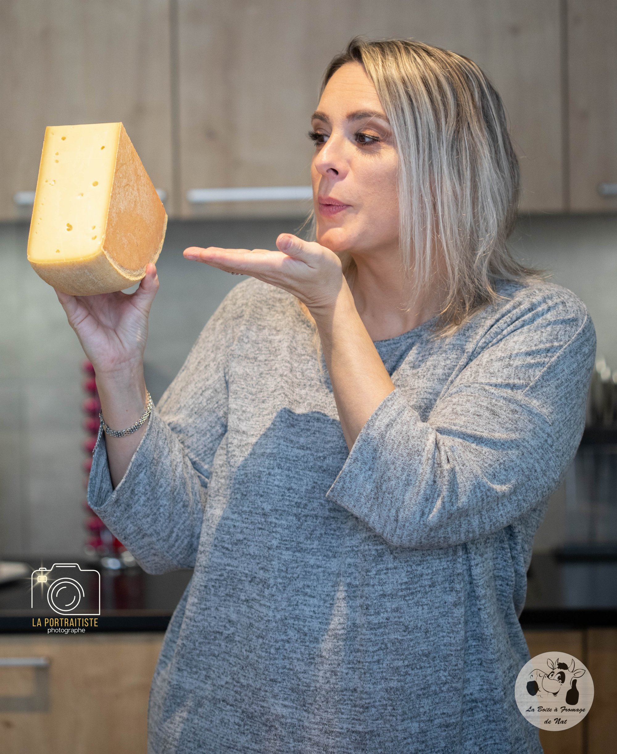 Natacha Dubrit, une pièce de Gruyère dans la main