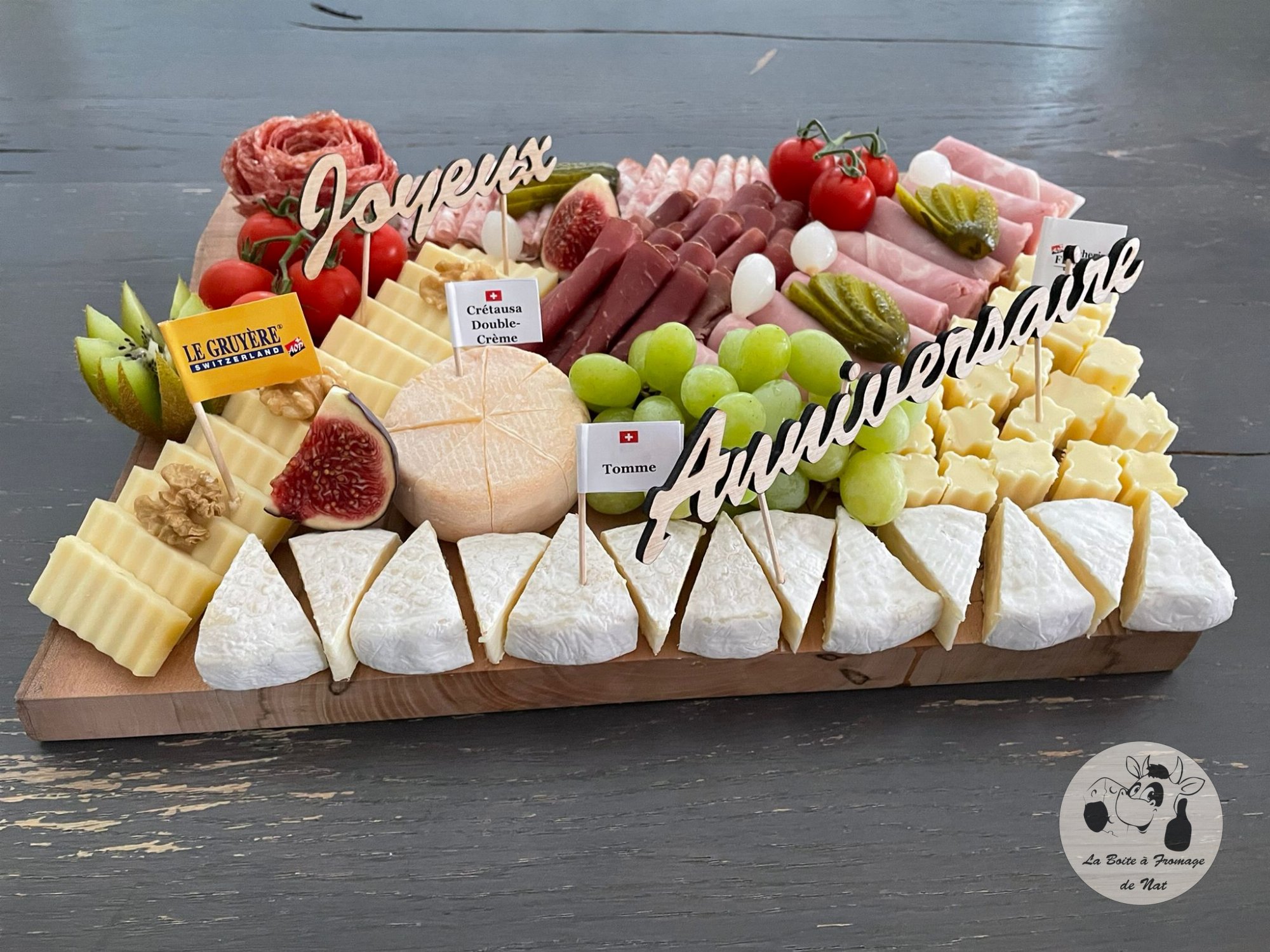 Photo d'un plateaux de fromage et viandes avec écriture Joyeux Anniversaire