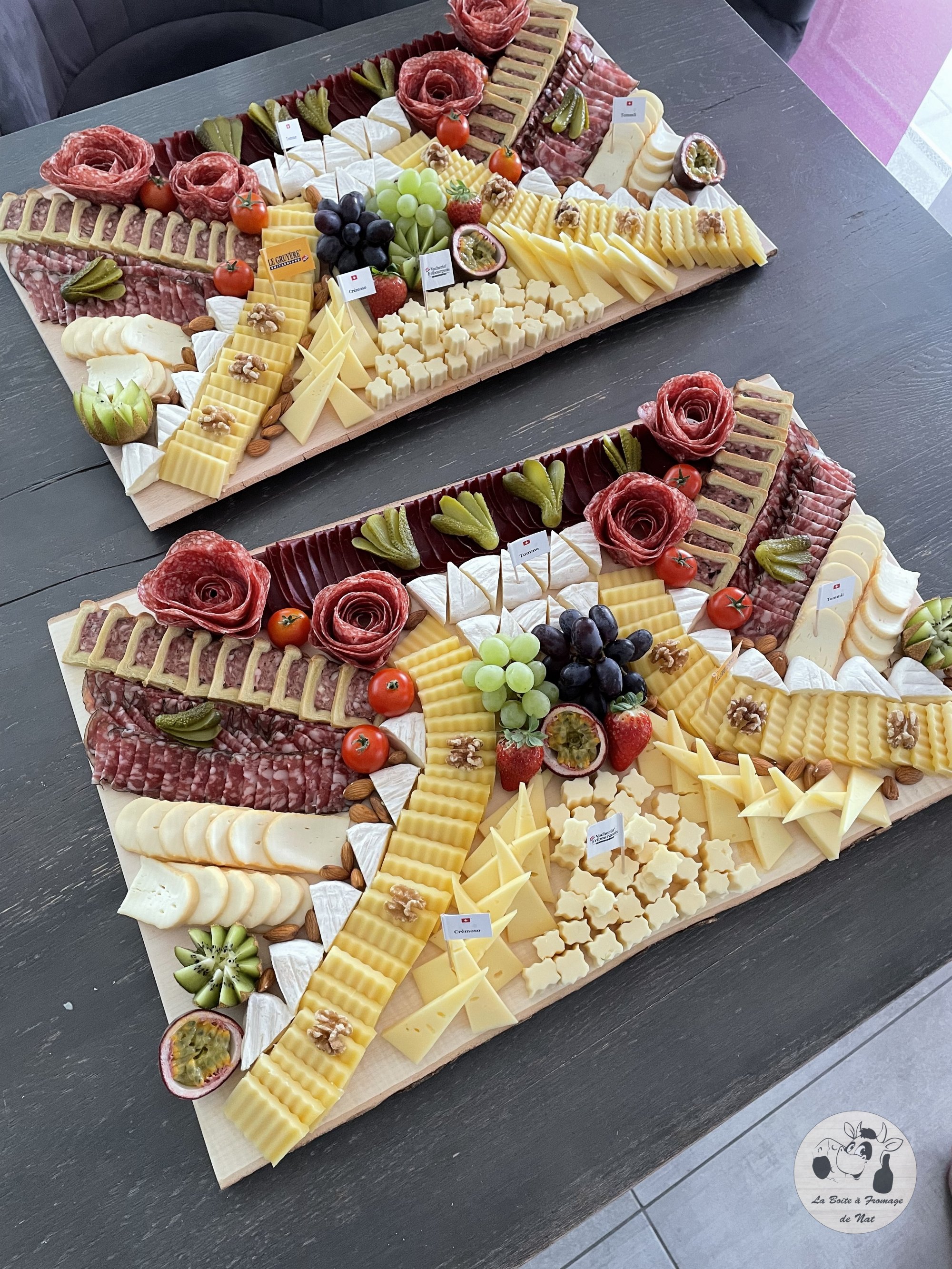 Deux plateaux de fromages et viandes