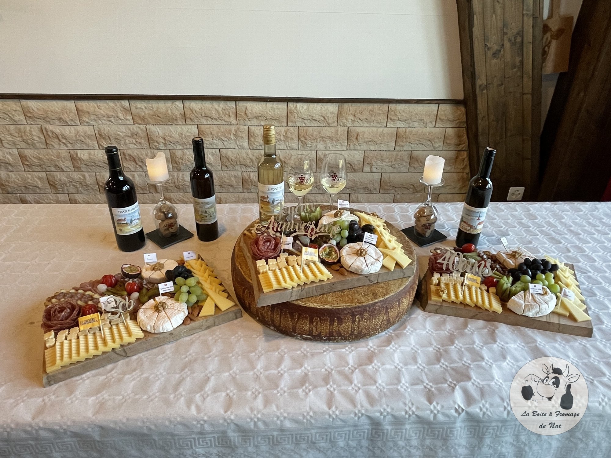 Présentation de plateaux d'anniversaire sur une meule de fromage