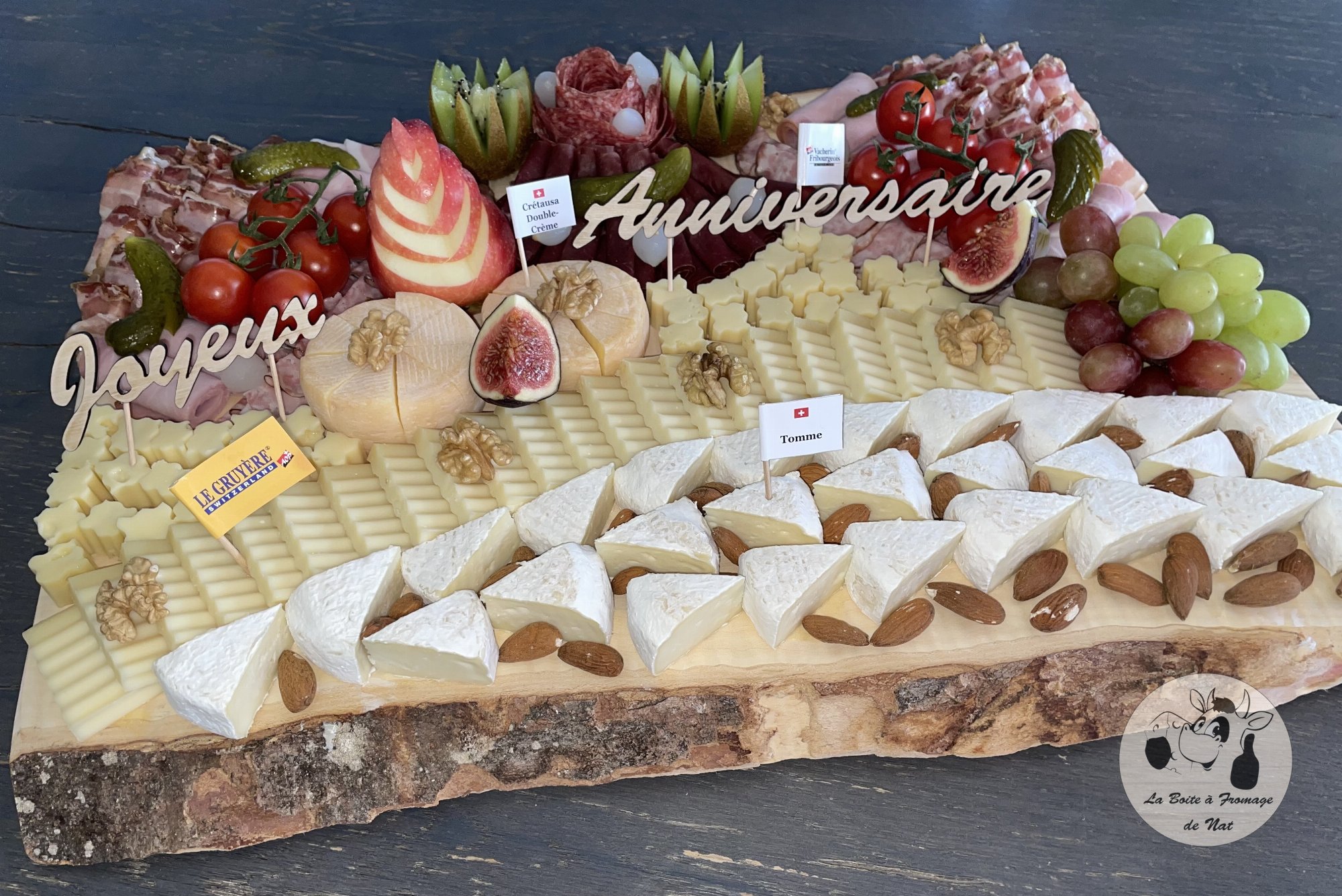 Photo d'un plateaux de fromage et viandes avec écriture Joyeux Anniversaire
